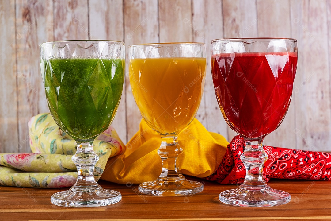 Taças com suco de laranja couve com água de coco e maçã e beterraba com laranja e cenoura