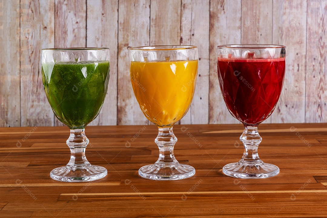 Taças com suco de laranja couve com água de coco e maçã e beterraba com laranja e cenoura