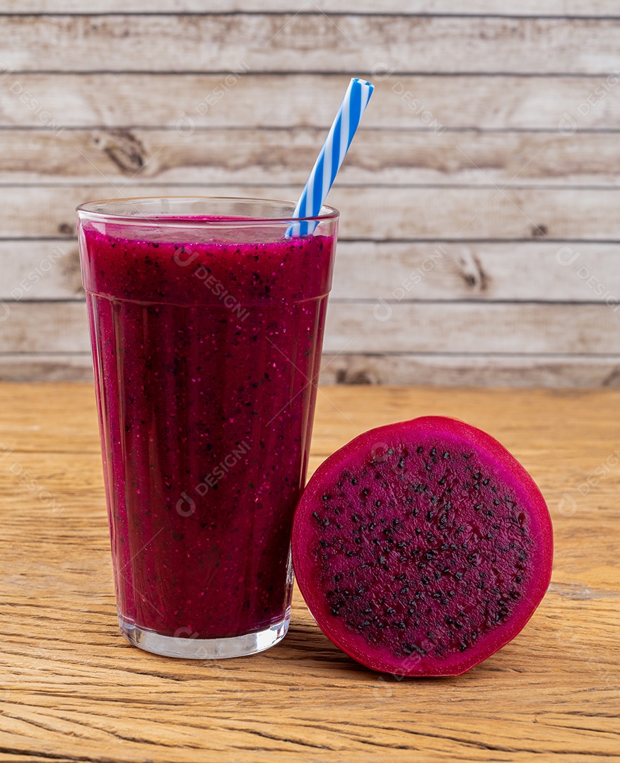 Suco de pitaya com frutas sobre mesa de madeira