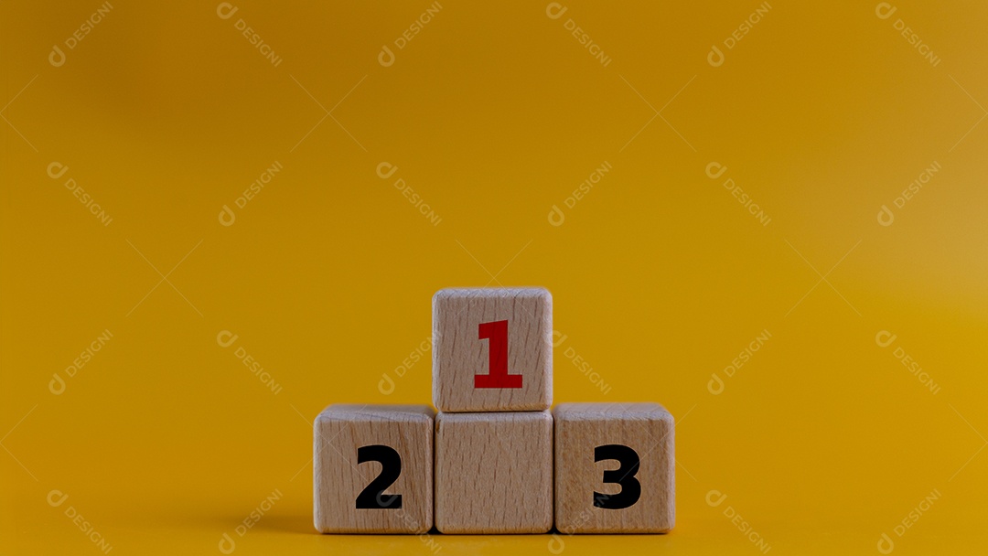 Dados de madeira com números sobre fundo amarelo