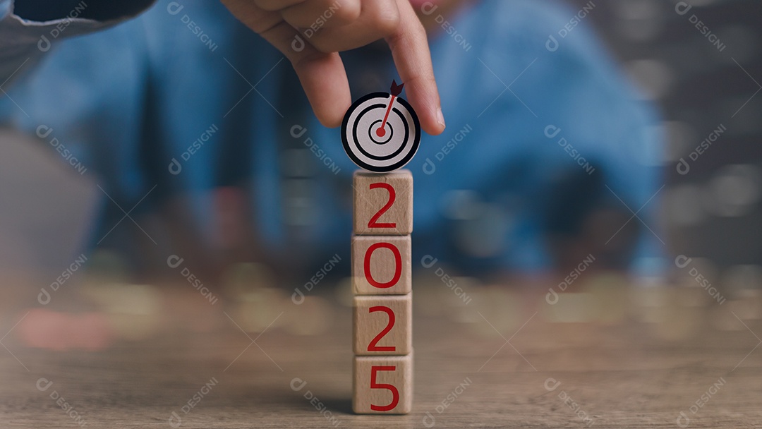 Formas geométrica de madeira com números gravados 2025