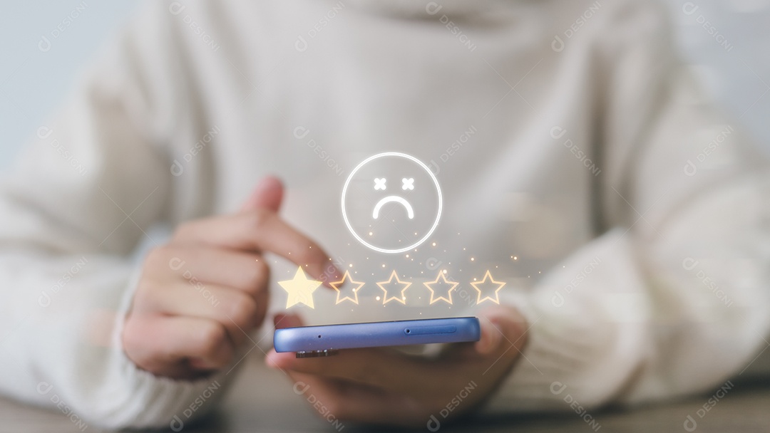 Mulher faz classificação baixa mídia social não é boa