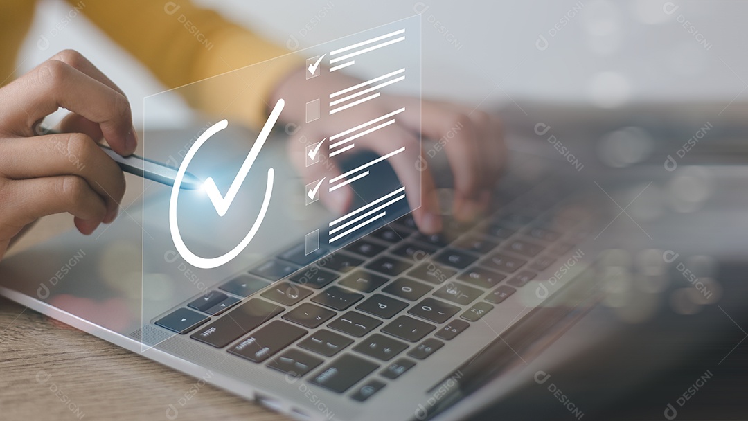 Mulher usam laptops para marcar sinais corretos em documentos eletrônicos