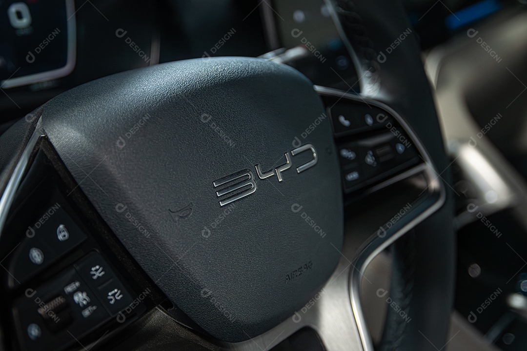 Logotipo BYD na buzina do veículo