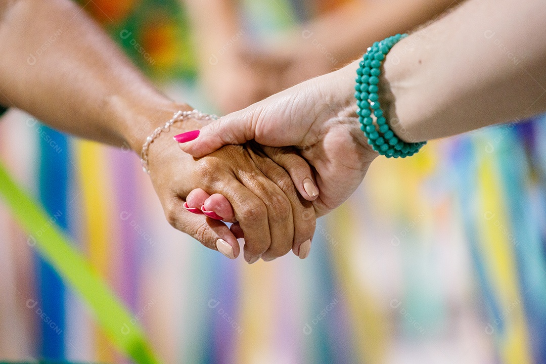 Mulheres de mãos dadas