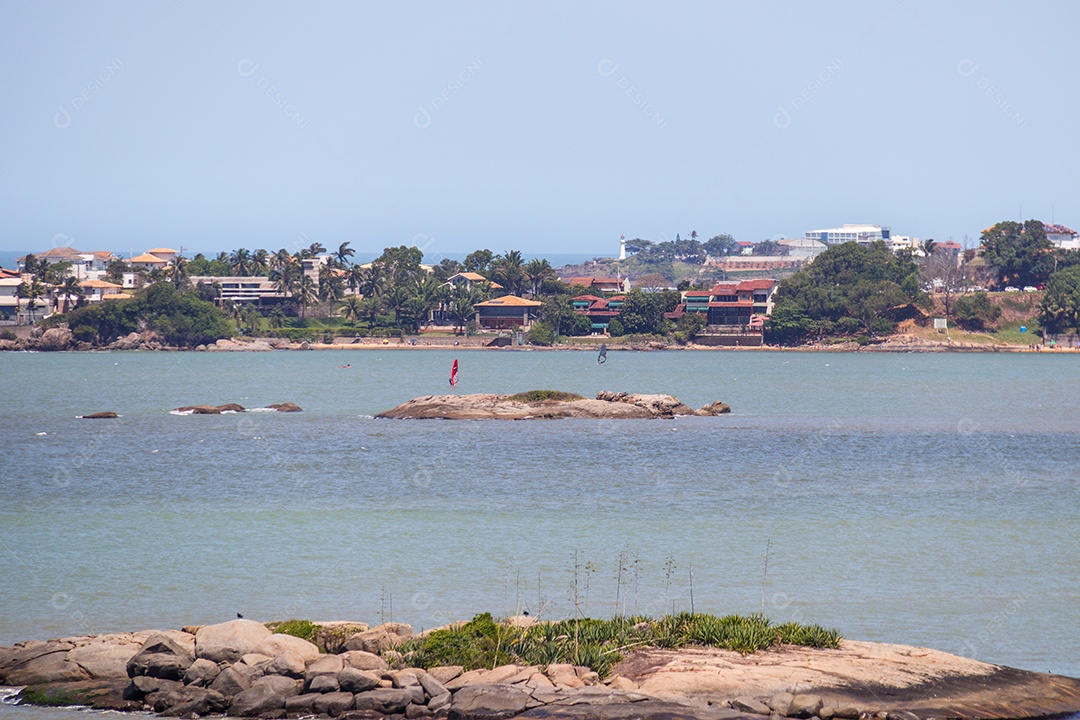 Vista de uma pequena ilha na praia de Camburi