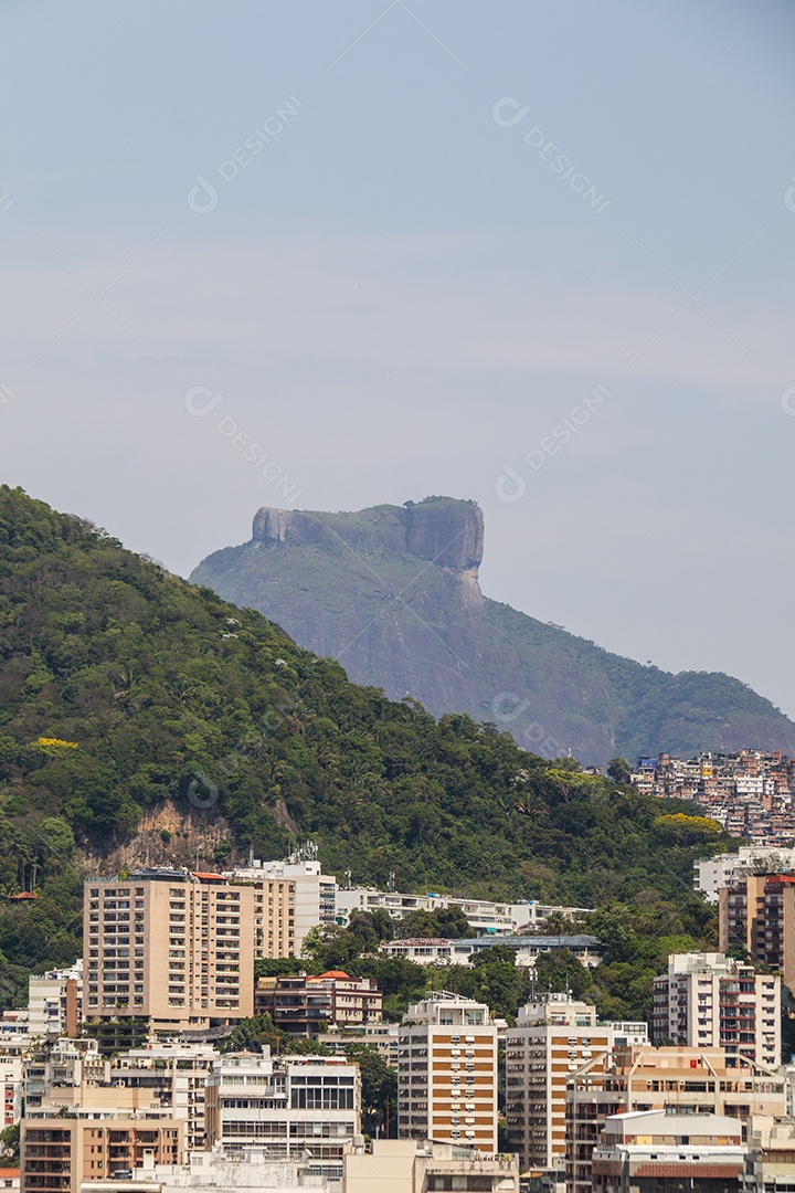 Pedra da Gávea vista do bairro de Ipanema no Rio de Janeiro