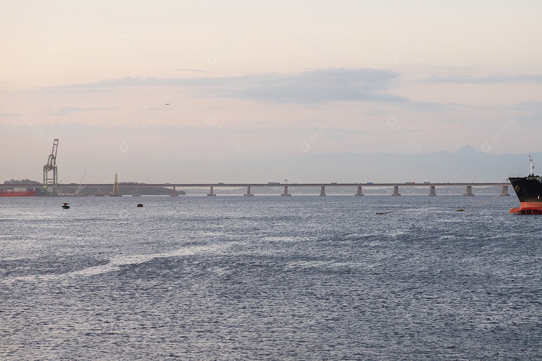 Baía de Guanabara com a ponte rio x niteroi ao fundo