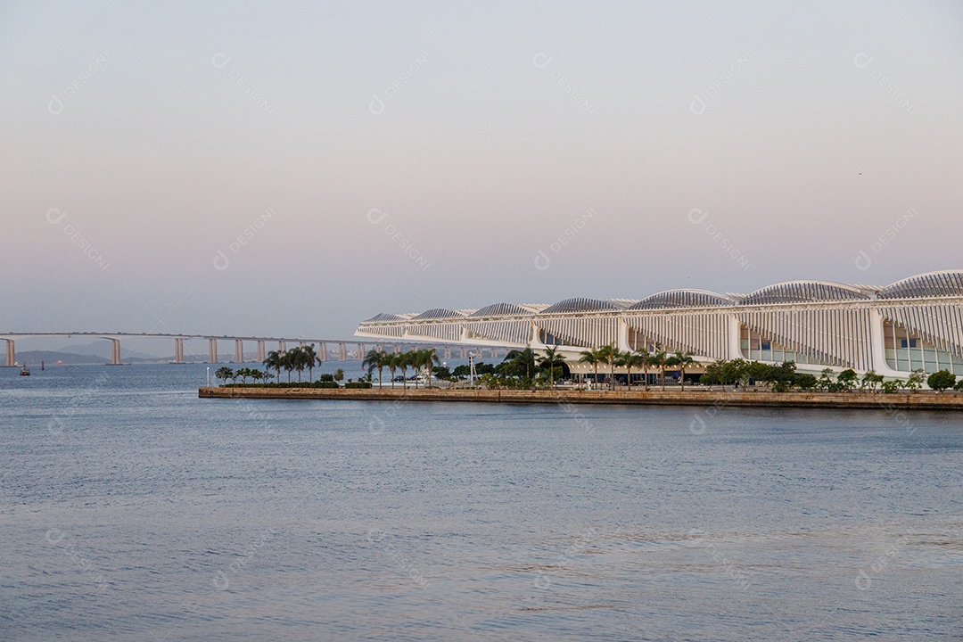 Museu do Amanhã visto de um barco atracado na Baía de Guanabara