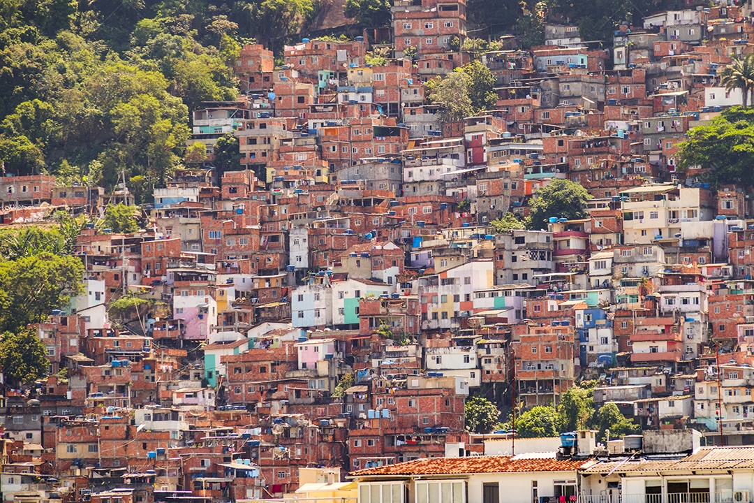 Morro do Cantagalo visto do bairro de Ipanema