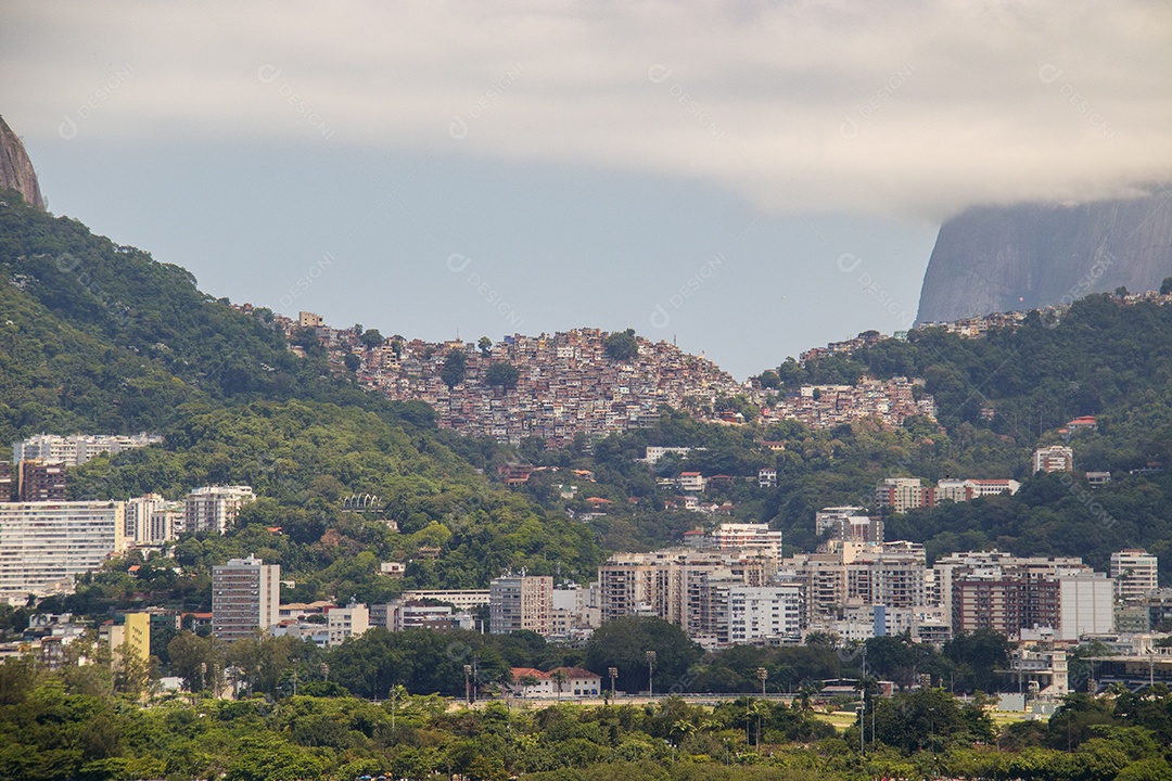 Favela da rocinha vista da lagoa rodrigo de freitas no Rio de Janeiro