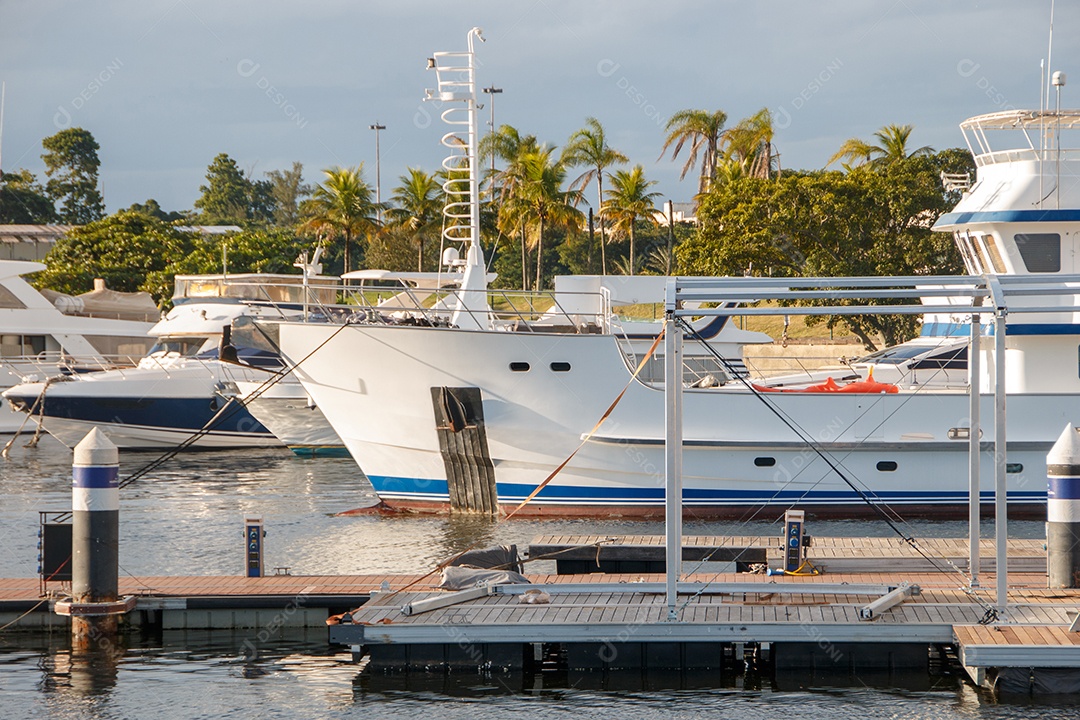 Barcos atracados na Glory Marine
