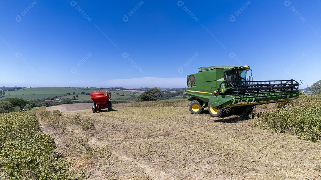 Maquinas colhedeira em serviço