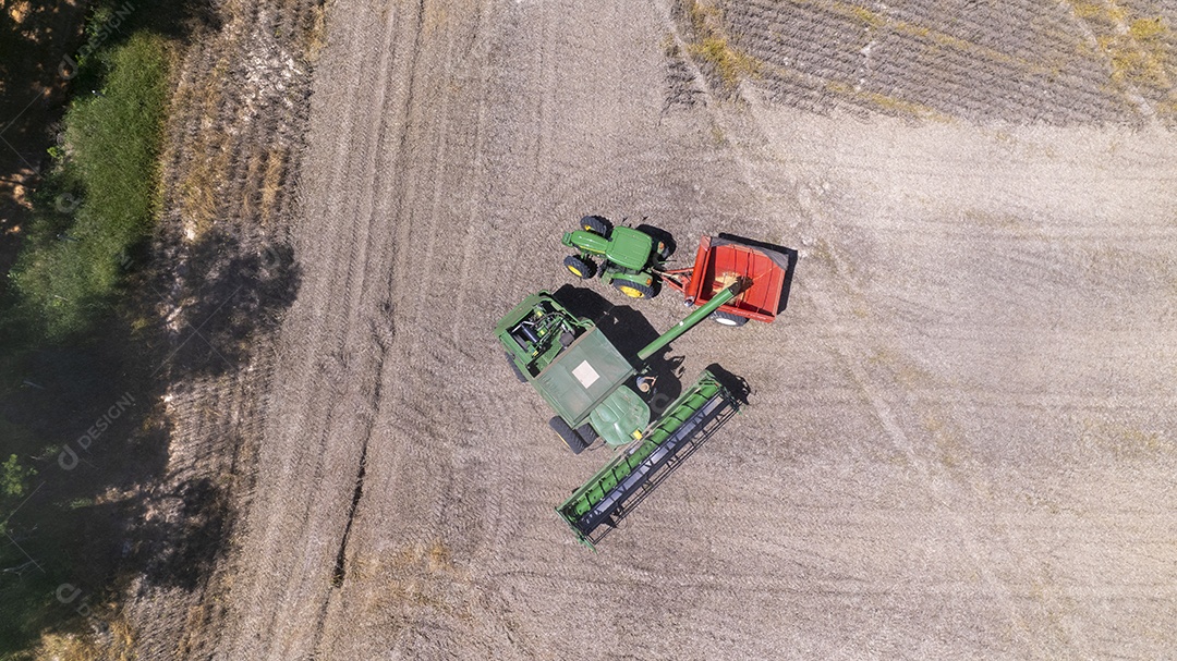 Maquinários em colheita de soja