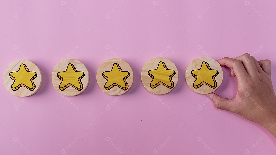 Círculos de madeira desenhados com estrelas