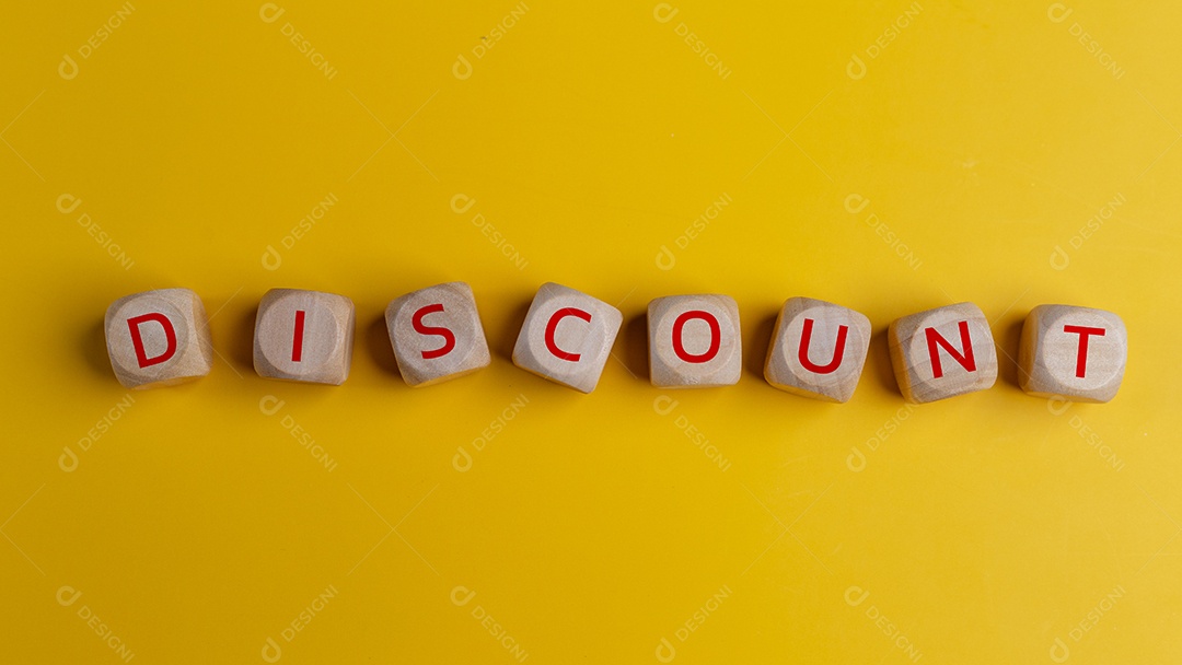 Dados de madeira com letras vermelhas desenhadas