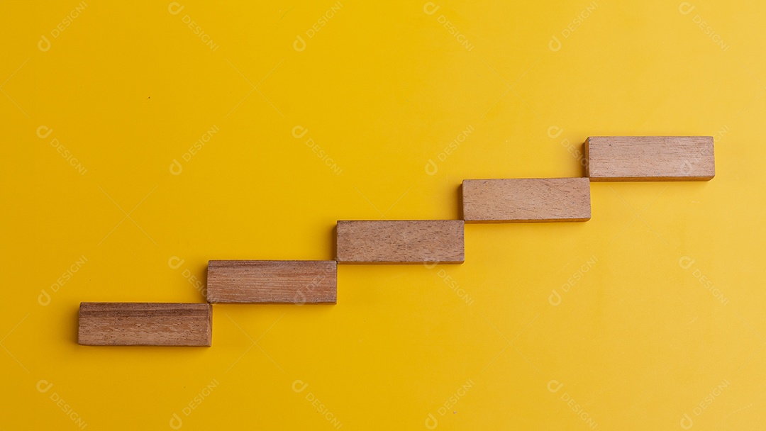 Blocos de madeira em forma de degrau de escada em um fundo amarelo