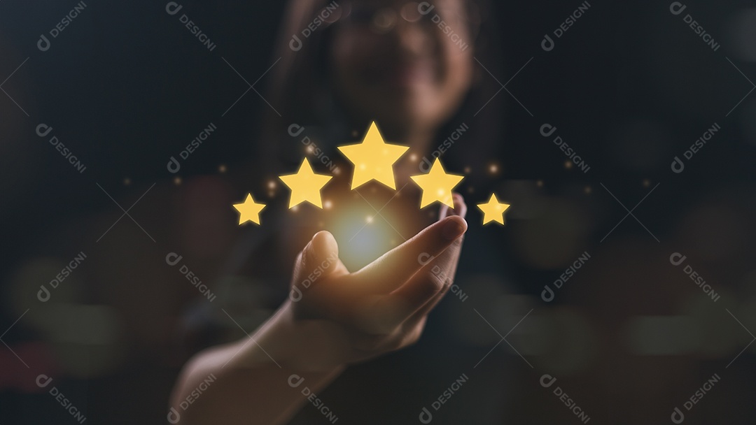 Mão do cliente mostrando excelente classificação cinco estrelas