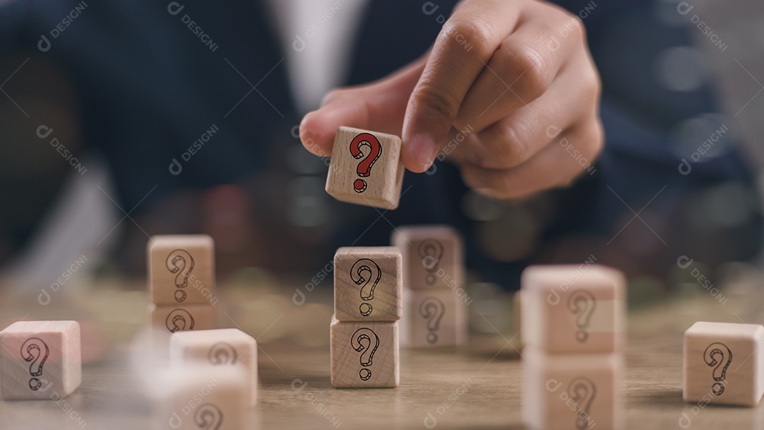 Cubos de madeira desenhados e mão pegando