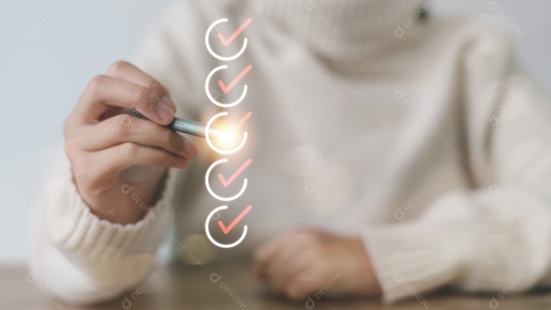 Mulher marcando marca nas caixas de seleção com marcador vermelho