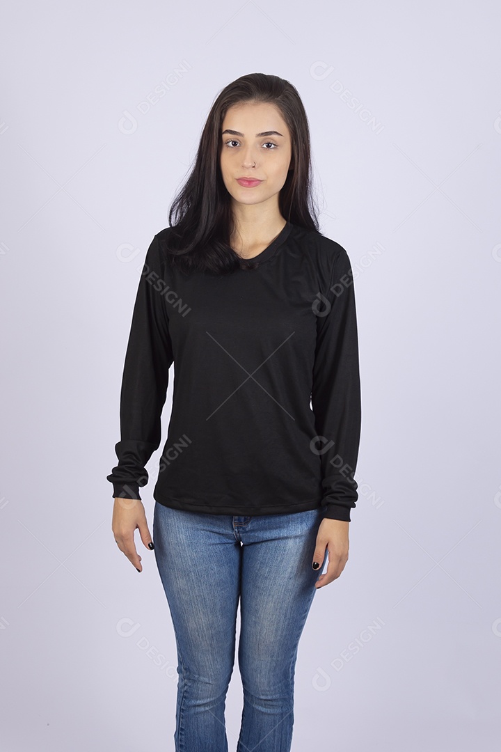 Linda mulher jovem usando camiseta sobre fundo isolado