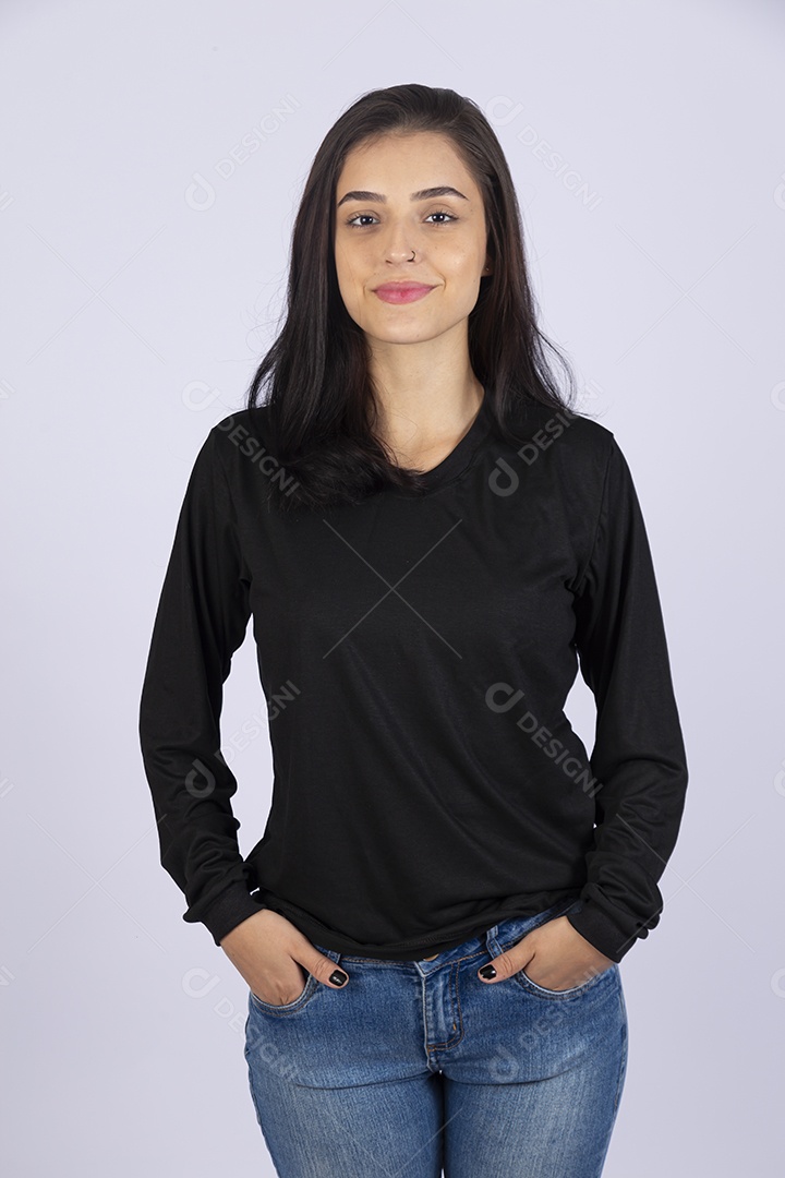 Linda mulher jovem usando camiseta sobre fundo isolado