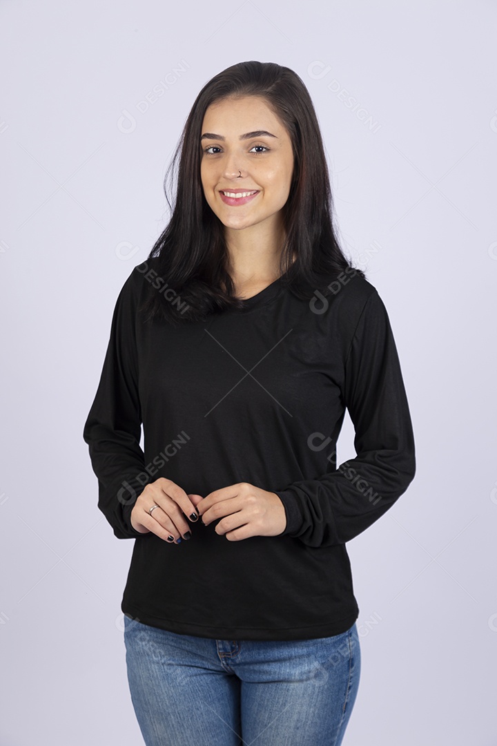 Linda mulher jovem usando camiseta sobre fundo isolado