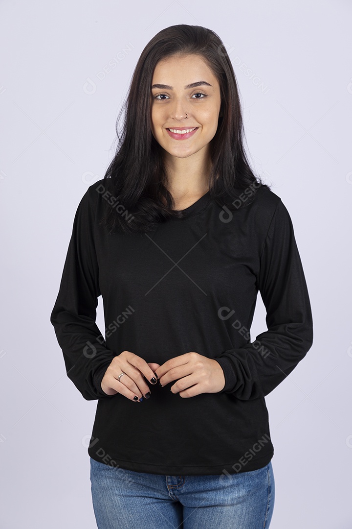 Linda mulher jovem usando camiseta sobre fundo isolado