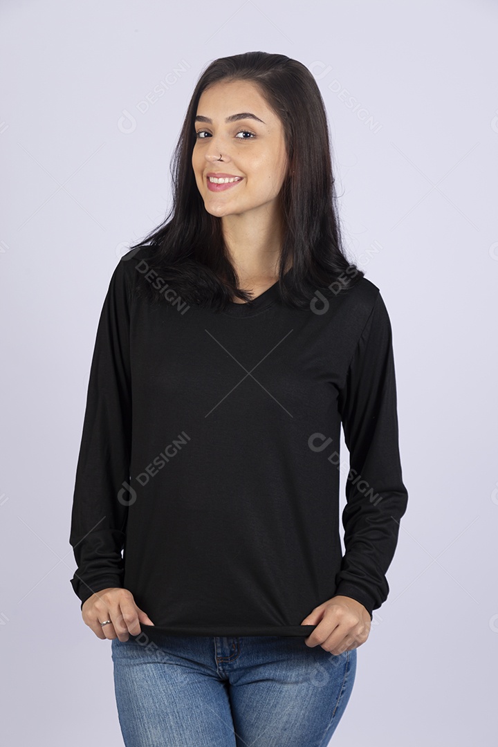 Linda mulher jovem usando camiseta sobre fundo isolado