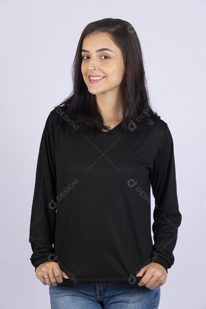 Linda mulher jovem usando camiseta sobre fundo isolado