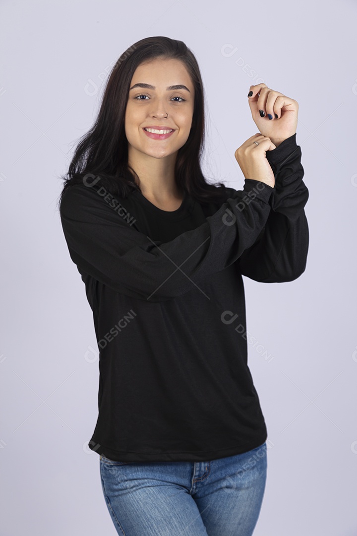 Linda mulher jovem usando camiseta sobre fundo isolado