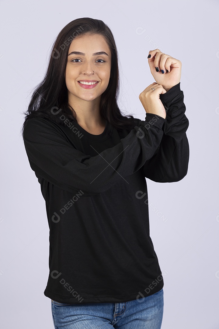Linda mulher jovem usando camiseta sobre fundo isolado