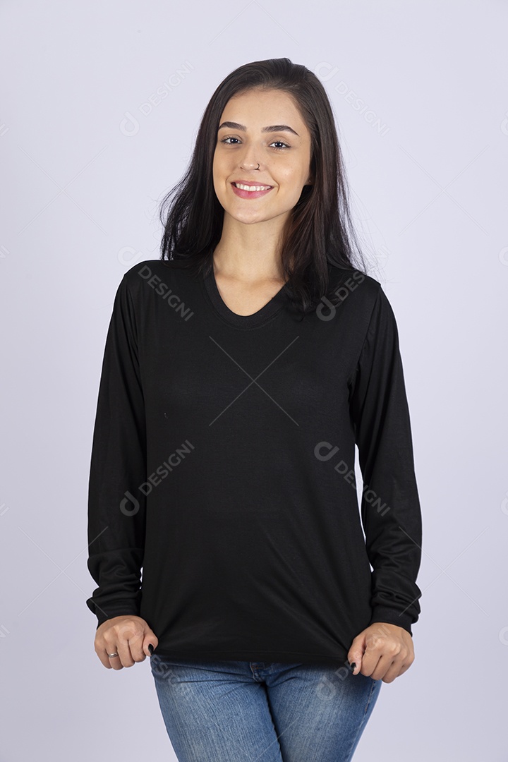 Linda mulher jovem usando camiseta sobre fundo isolado