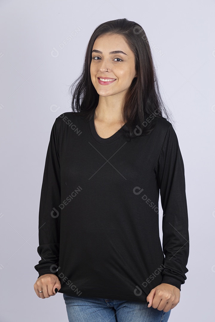 Linda mulher jovem usando camiseta sobre fundo isolado