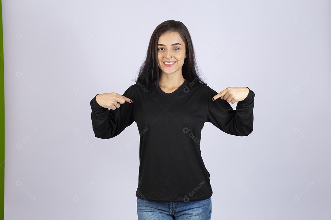 Linda mulher jovem usando camiseta sobre fundo isolado