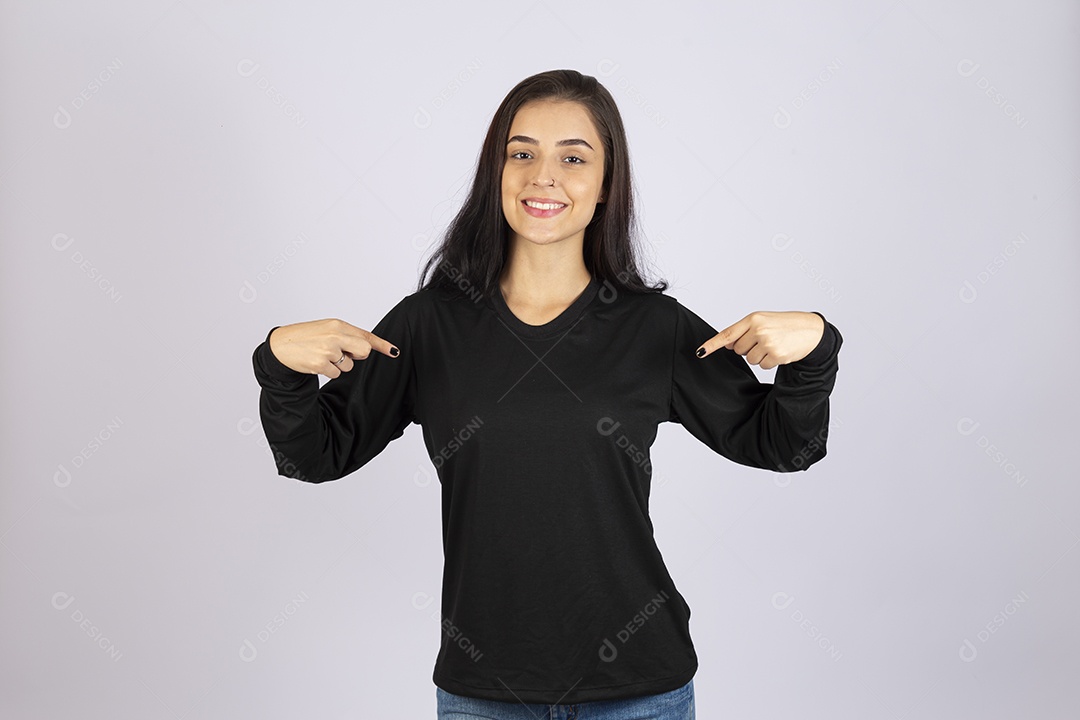 Linda mulher jovem usando camiseta sobre fundo isolado