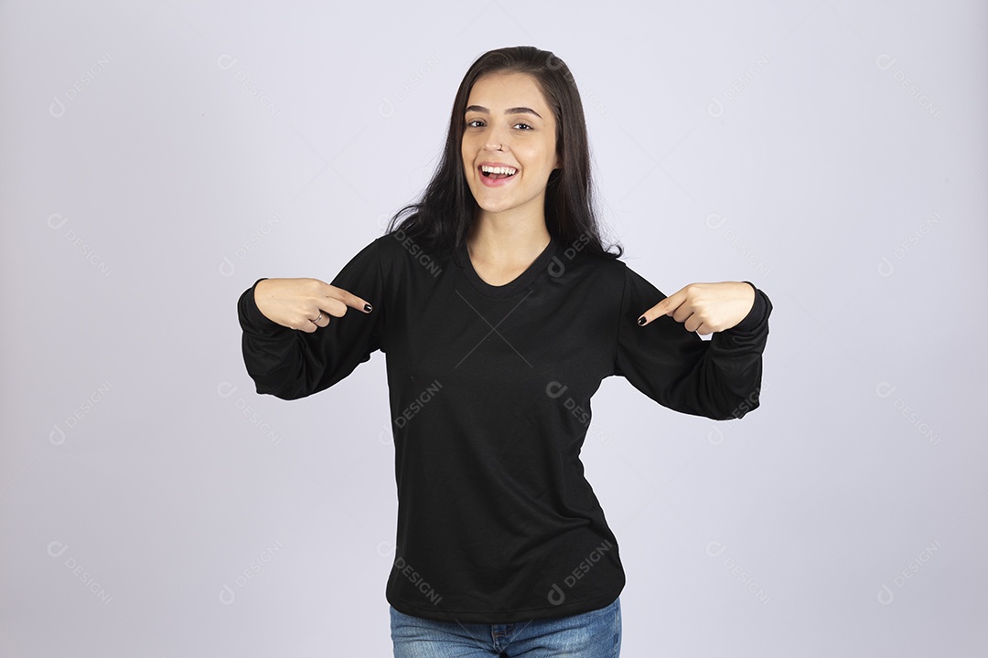 Linda mulher jovem usando camiseta sobre fundo isolado