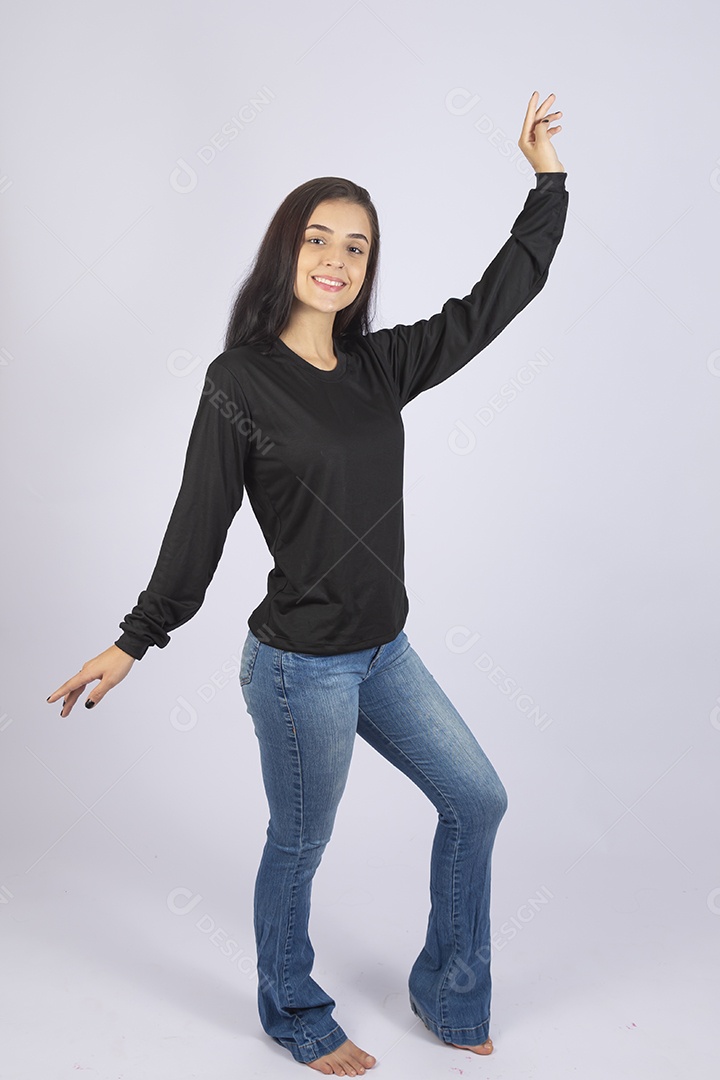 Linda mulher jovem usando camiseta sobre fundo isolado