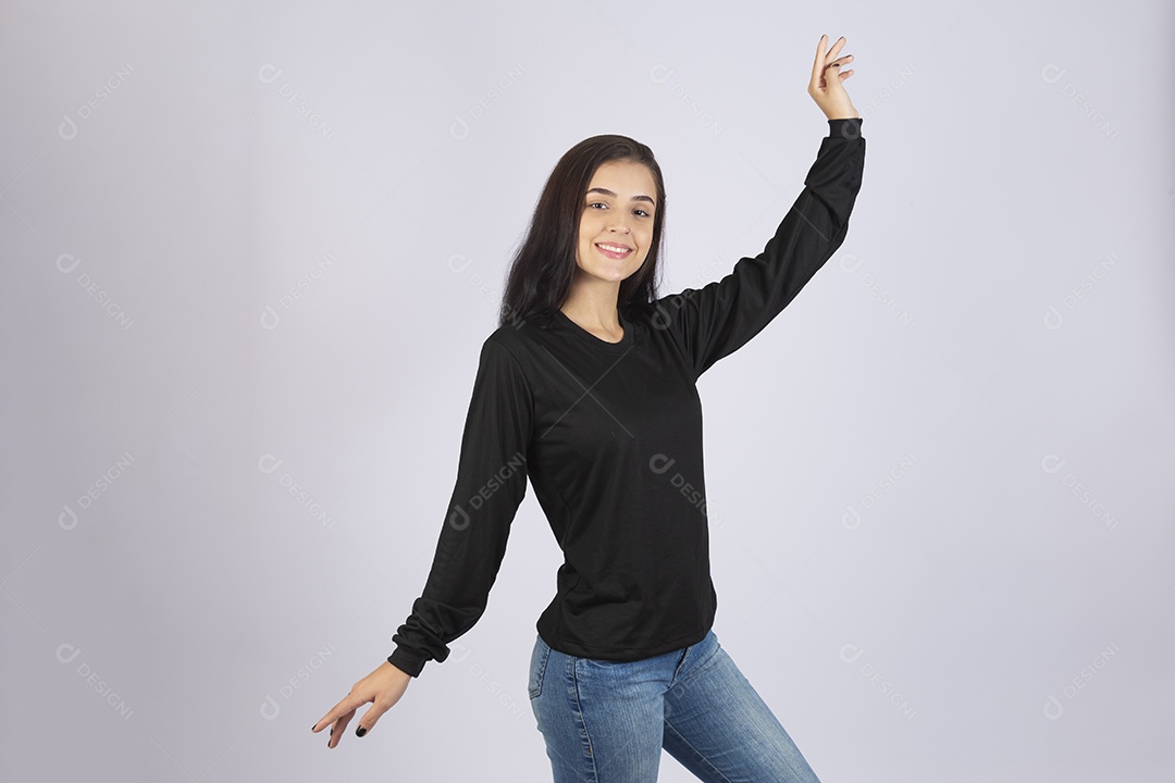 Linda mulher jovem usando camiseta sobre fundo isolado