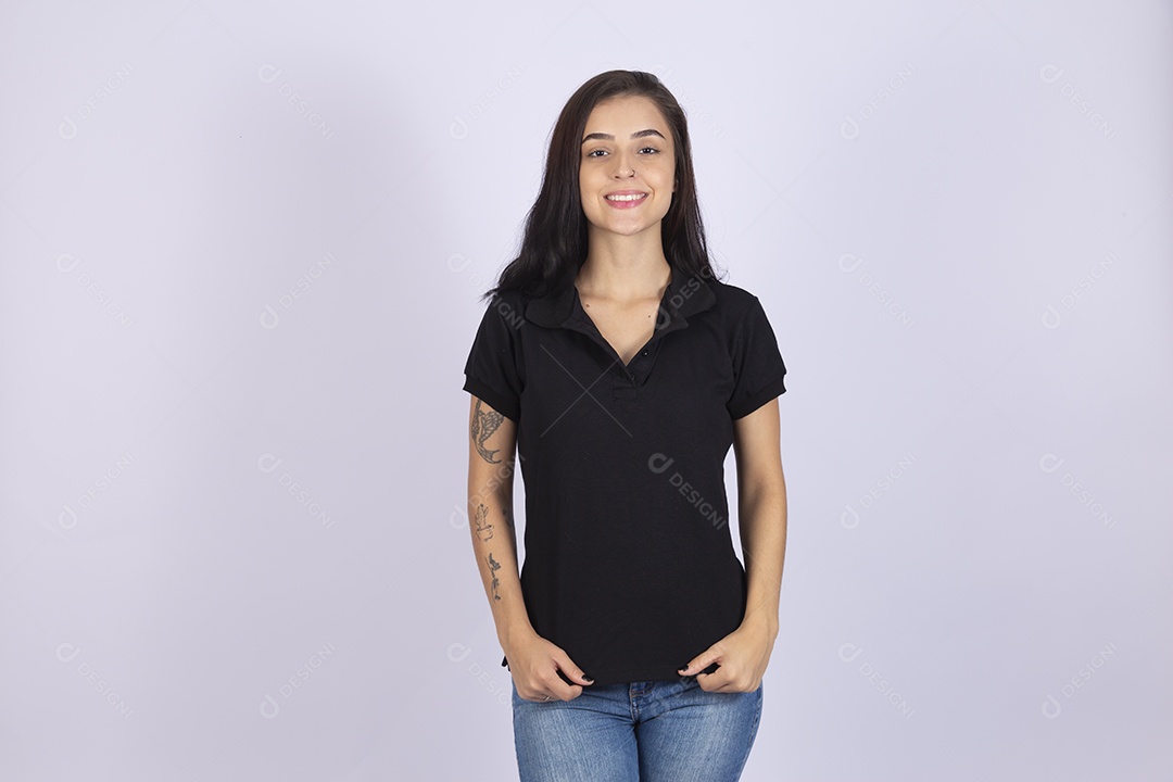 Linda mulher jovem usando camiseta sobre fundo isolado