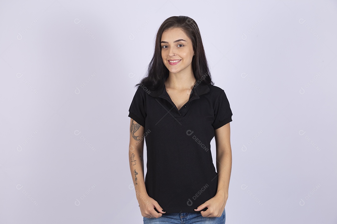 Linda mulher jovem usando camiseta sobre fundo isolado
