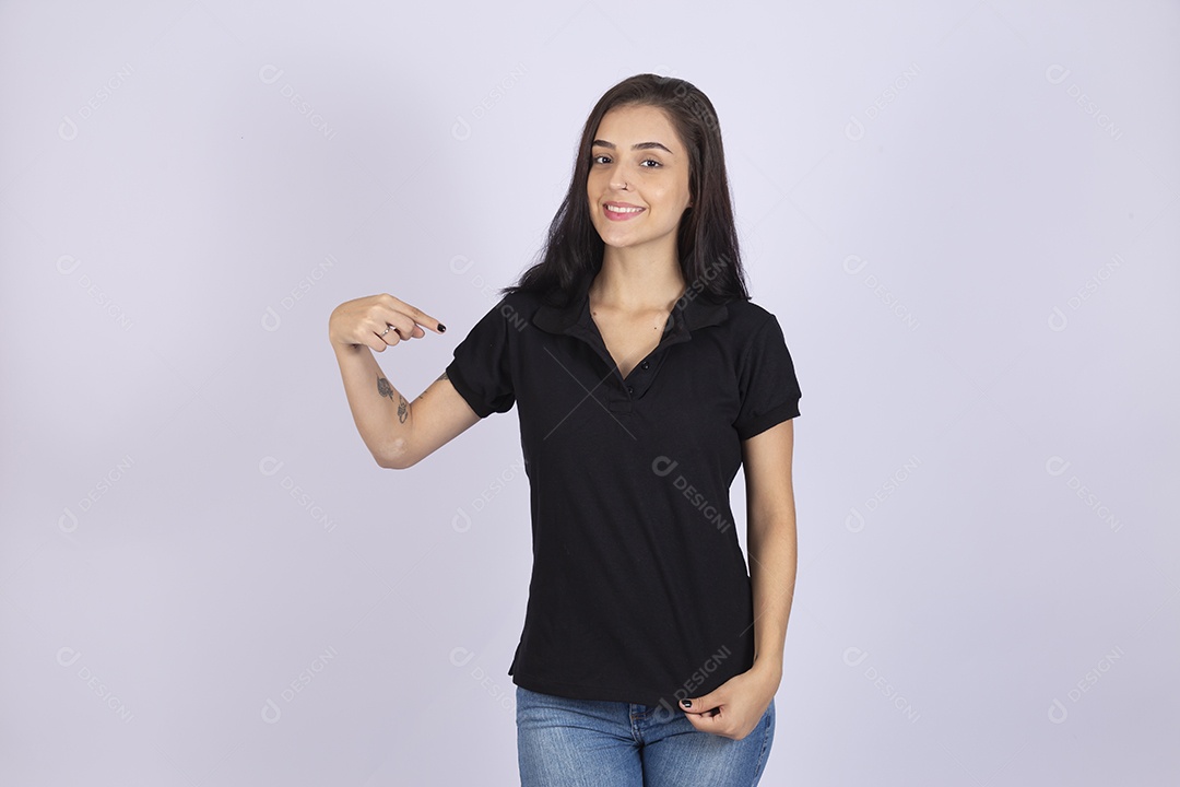Linda mulher jovem usando camiseta sobre fundo isolado