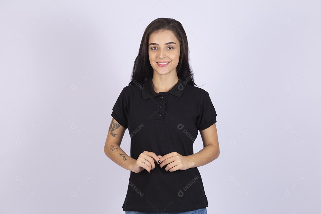 Linda mulher jovem usando camiseta sobre fundo isolado
