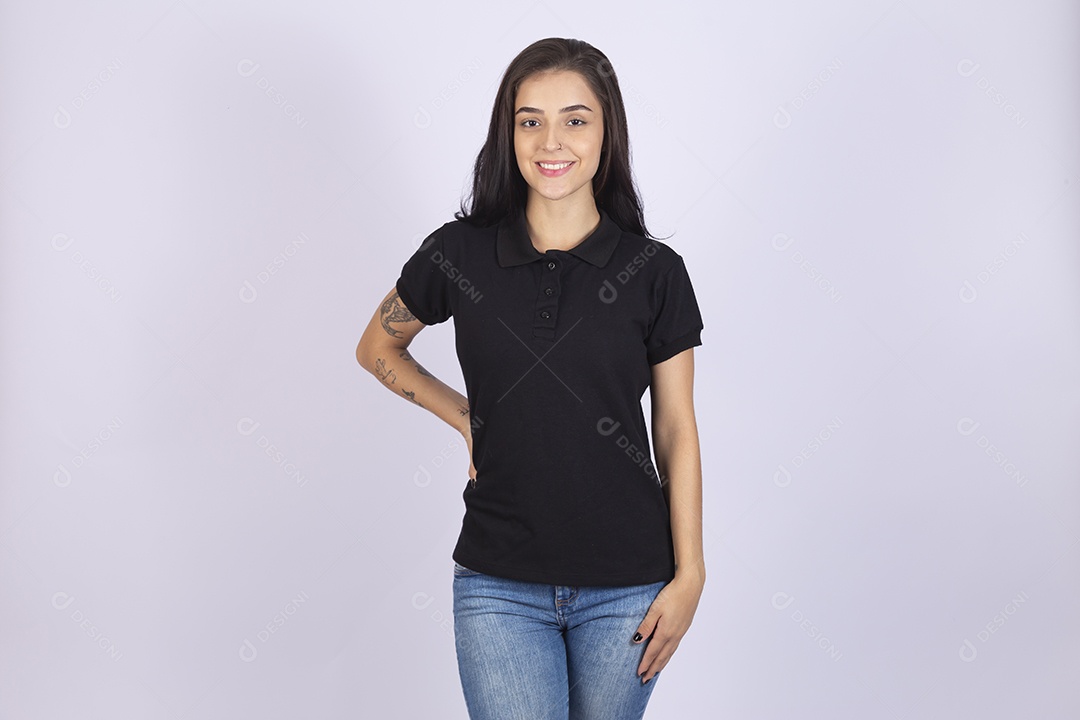 Linda mulher jovem usando camiseta sobre fundo isolado