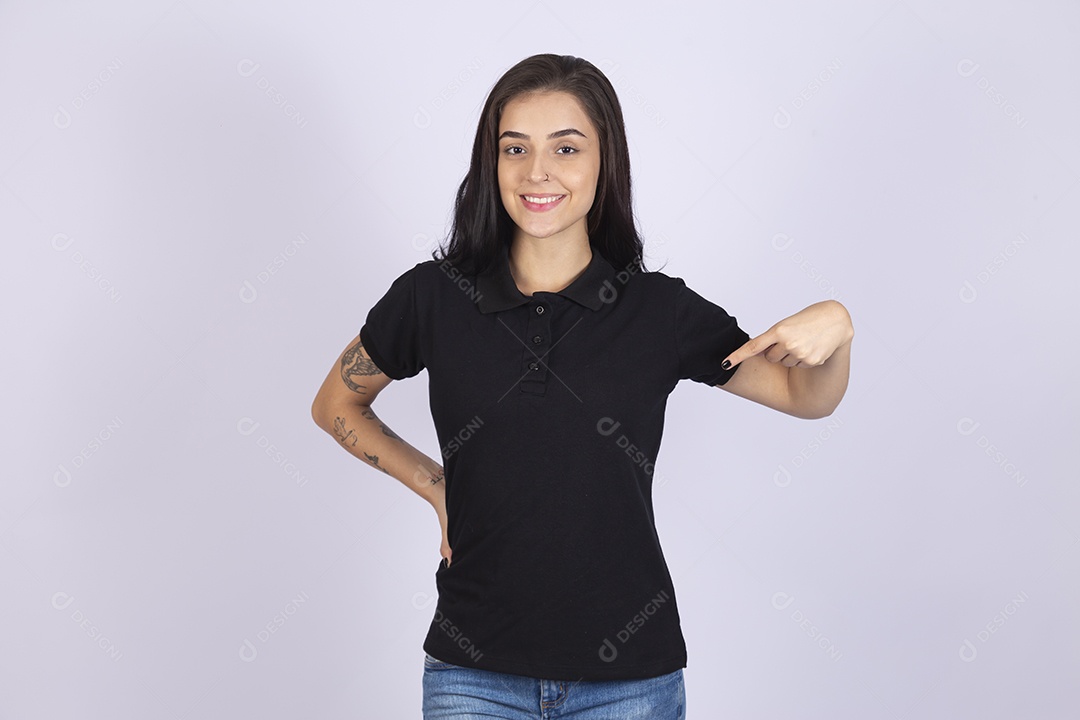 Linda mulher jovem usando camiseta sobre fundo isolado