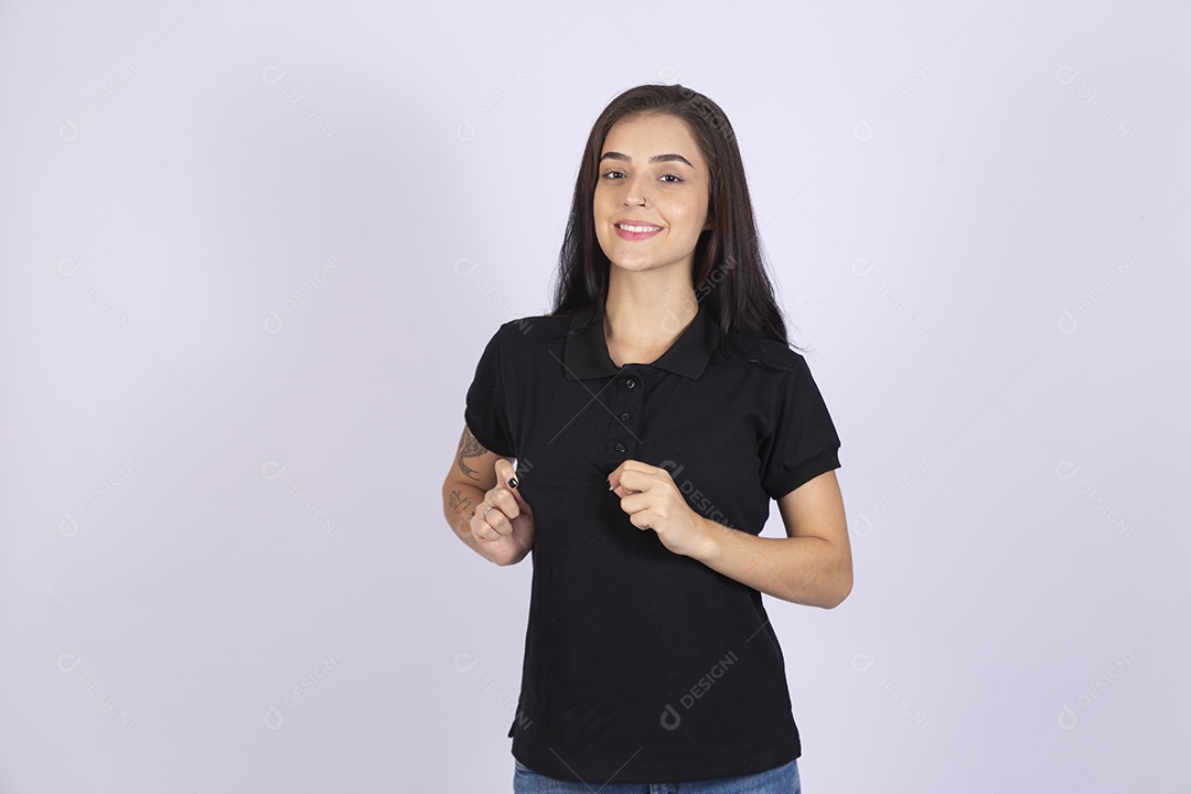 Linda mulher jovem usando camiseta sobre fundo isolado