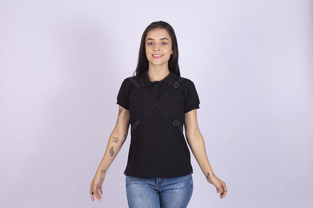 Linda mulher jovem usando camiseta sobre fundo isolado
