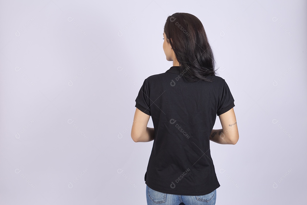 Linda mulher jovem usando camiseta sobre fundo isolado