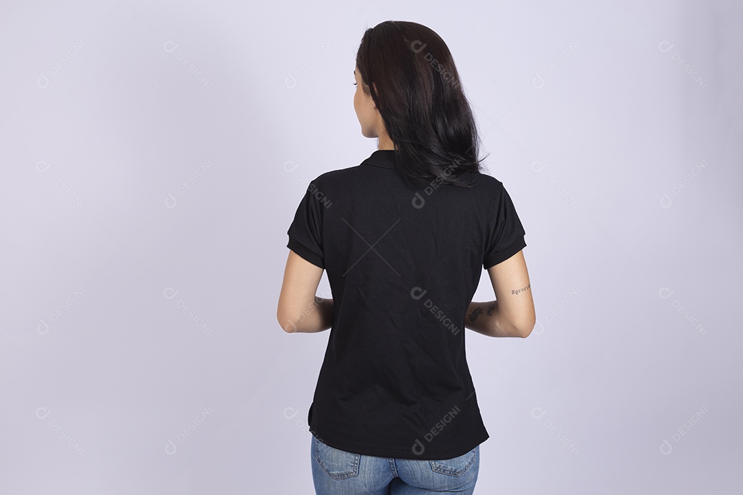 Linda mulher jovem usando camiseta sobre fundo isolado