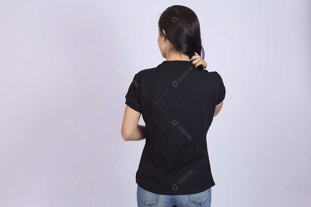 Linda mulher jovem usando camiseta sobre fundo isolado